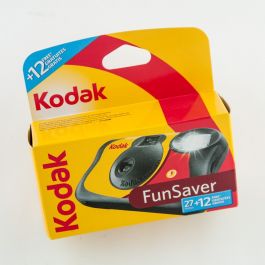  Kodak FunSaver - Cámara desechable 800 ISO de 1.378 in con  flash 27 exposiciones más muñequera 100% silicona y un paño de limpieza de  microfibra (paquete de 2) : Electrónica