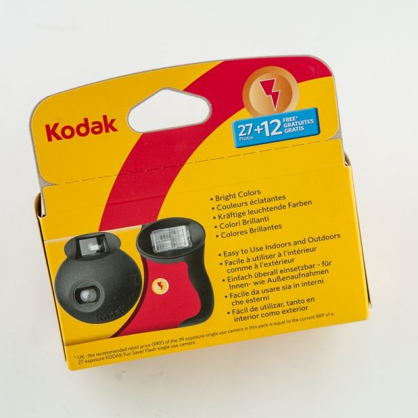 Paquete de cámara desechable Kodak Max Power de 1.378 in de un solo uso  (ISO-800) con flash, 27 exposiciones con paño de microfibra