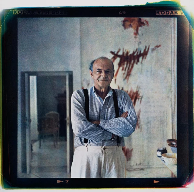 Los últimos días de septiembre siempre nos llevan a las polaroids de Cy Twombly... y también a las fotografías que François Halard le hizo en 1995 en su casa de Gaeta ✨

Hoy os traemos un diálogo visual entre ambos artistas. 
Las imágenes de uno parecen complementar a las del otro, creando una conversación íntima y llena de belleza.
Esperamos que os gusten tanto como a nosotras 🥰

1️⃣ François Halard  2️⃣ Cy Twombly, polaroid  3️⃣ François Halard 4️⃣ Cy Twombly, polaroid 5️⃣ François Halard 6️⃣ Cy Twombly, polaroid
