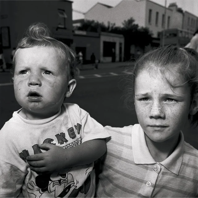 Terminamos la semana con una fotógrafa no muy conocida pero igualmente increíble: Rosalind Fox Solomon ✨

Fox Solomon llegó a la fotografía cuando tenía 38 años. 
Comenzó fotografiando a sus vecinos de la localidad de Chattanooga con unas fotografías que impresionaron a la que después fue su maestra: Lisette Model. 

Siempre en blanco y negro y siempre en formato cuadrado, con una sensibilidad cruda que le ha llevado a compararla con Diane Arbus, Fox Solomon fotografió la realidad social de Estados Unidos y de muchos otros países. 

Si queréis saber más os dejamos más info de ella en el hilo que nuestra compi @artdeeva ha publicado en X/Bluesky 🥰🤍