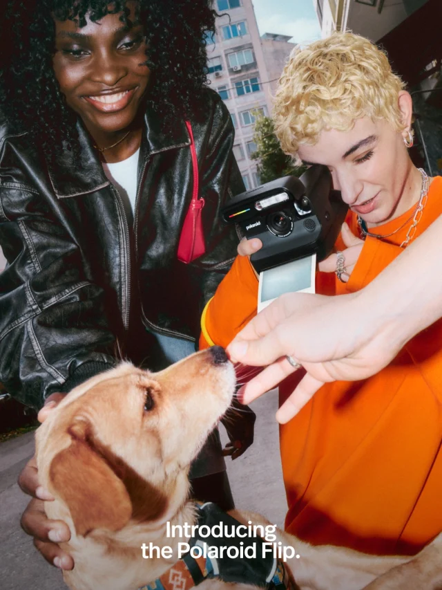 ✨ POLAROID FLIP:  NUESTRA INSTANTÁNEA FAVORITA DEL AÑO ✨📸

En la peliculera estamos obsesionadas con la nueva Polaroid Flip — el lanzamiento más emocionante de la marca en mucho tiempo. Y te contamos por qué:

🔍 Lente de PMMA de alta calidad (f/12) – Más nitidez, mejores colores y esa esencia analógica que caracteriza a la marca.
 🎯 Sistema de enfoque de zona mejorado – Solo gira y dispara. Enfoque fácil para retratos, paisajes y todo lo que se te cruce.
 💡 Flash automático inteligente – Se adapta a la luz ambiente para que cada foto salga bien iluminada sin esfuerzo.
 👜 Diseño plegable y compacto – Cabe en tu bolso o mochila sin ocupar espacio. ¡Ideal para llevarla siempre con su interior protegido!
 🧠 Modo de exposición doble y temporizador – Juega, experimenta y crea imágenes únicas sin complicarte.

Una cámara instantánea que no solo se ve increíble, sino que también responde.
 Si buscabas esa mezcla entre nostalgia y tecnología bien pensada... la Flip es la respuesta ❤️‍🔥

📦 Ya disponible online en la peliculera. ¿Ya pensaste qué vas a disparar primero?

#PolaroidFlip #LaPeliculera #InstantFilm #ShootFilmStayBroke #FotografíaAnalógica #PolaroidLove