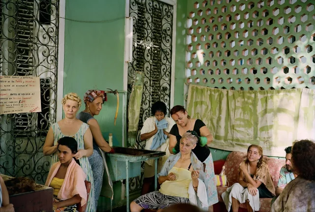 Terminamos el finde compartiendo con vosotros unas fotos maravillosas de la fotógrafa Tria Giovan (@triagiovan) ✨

Entre 1990 y 1996, Giovan realizó varios viajes a Cuba para documentar la vida cotidiana en el país, tanto en espacios públicos como en la intimidad de los hogares. Su mirada explora la realidad de la isla, creando un retrato íntimo y humano del momento histórico.

A través de una inmersión profunda en la cultura cubana, Giovan capturó desde rincones domésticos y escenarios urbanos hasta paisajes rurales. 
El resultado es un archivo visual de gran fuerza narrativa y de una sensibilidad delicada, en la que cada imagen acumula capas de significado, tejiendo un relato tan poético como informado sobre la Cuba de aquellos años.

Parte del trabajo se publicó en el artículo “Cuba: The Elusive Island”, publicado en 1996 por Harry N. Abrams, que reunió 100 de estas imágenes. 

Dos décadas después, Giovan amplió ese legado con el libro “The Cuba Archive: Photographs 1990-1996” (@damianibooks, 2017), incluyendo 120 fotografías que sirven como testimonio de la época en el país.

Con estas impresionantes fotos os dejamos, esperando que su obra os inspire 🥰

(Todos los materiales que compartimos aquí pertenecen a @triagiovan)